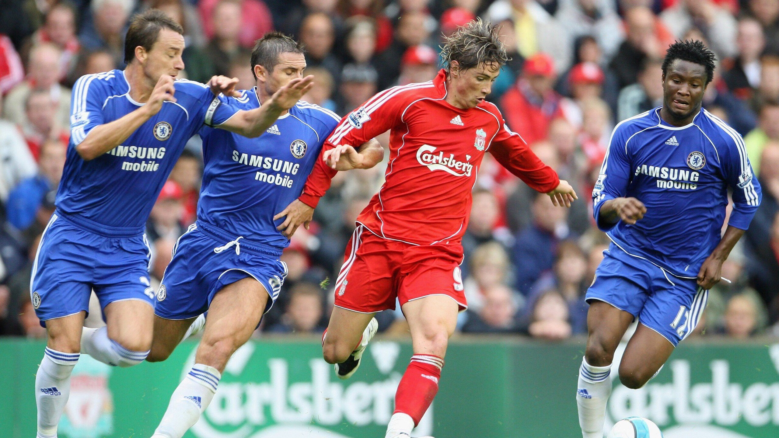 体育记者深入前线还原比赛背后未被发现的故事,体育新闻记者